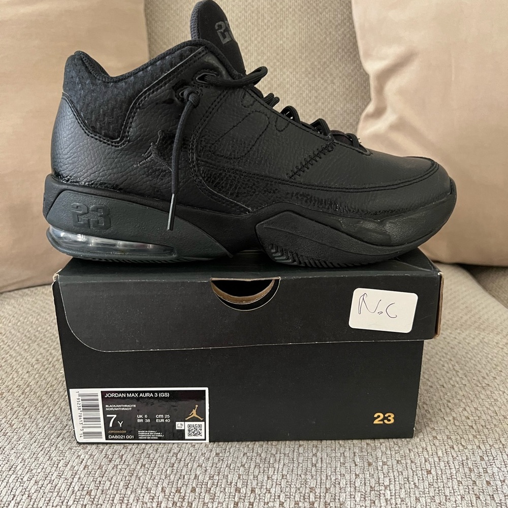 Jordan Max Aura 3 (GS) sneaker - Boys- size 7Y